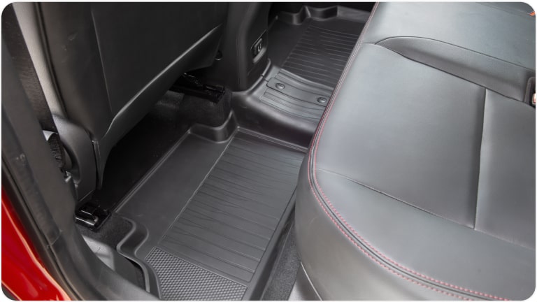 Juego de alfombras traseras con borde elevado y logotipo de la Chevrolet Tracker.
