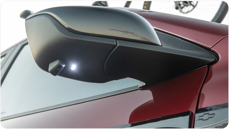 Luces de bienvenida con Iluminación LED en los retrovisores exteriores de la Chevrolet Tracker.