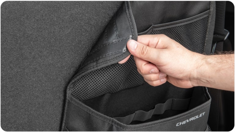 Organizador de baúl universal instalable en el asiento trasero de la Chevrolet Tracker.