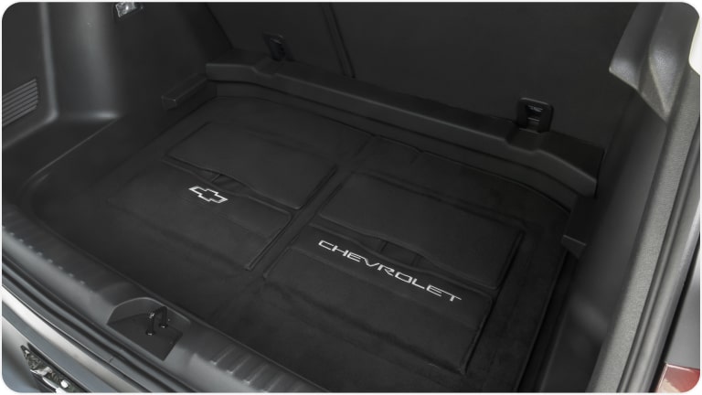 Tapete de alfombra para baúl con caja organizadora plegada de la Chevrolet Tracker.
