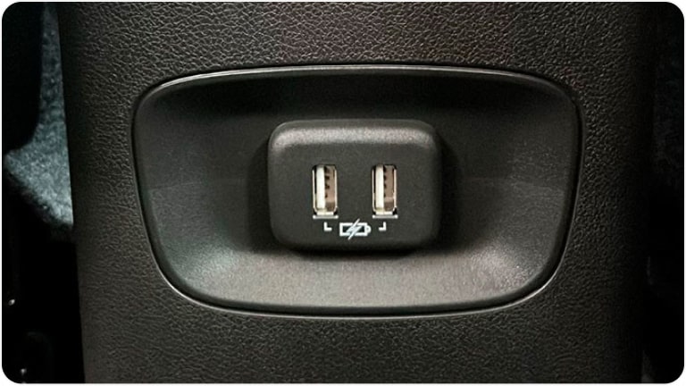 Enchufe USB trasero de la Chevrolet Tracker.