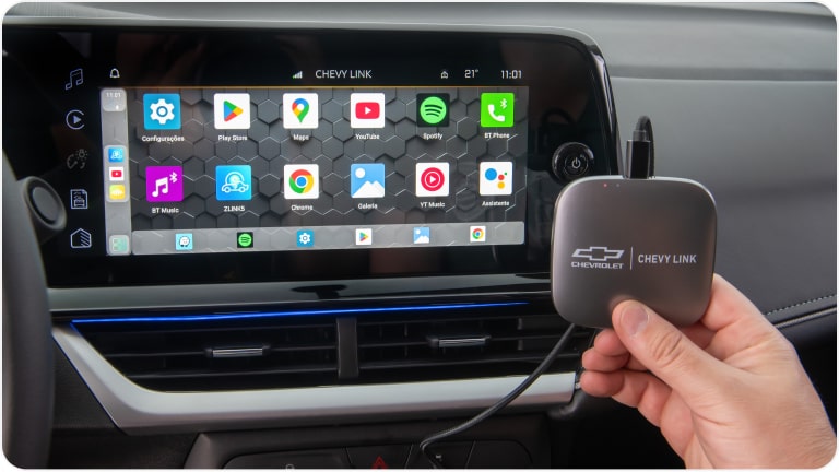 Chevy Link conectado proyectando la interfaz del menú principal de la Chevrolet Tracker.
