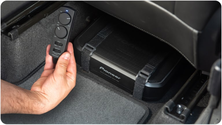 Parlantes premium subwoofer Pioneer con control de la Chevrolet Tracker.