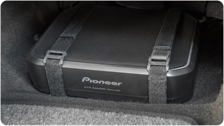 Parlantes premium subwoofer Pioneer de la Chevrolet Tracker.