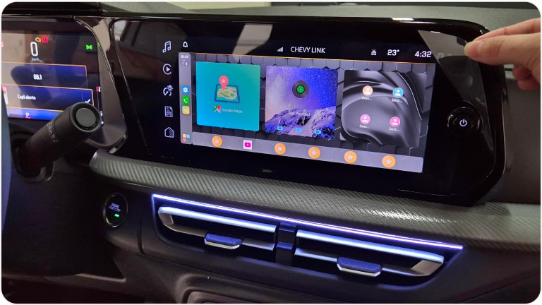 Vista cercana del protector de pantalla MyLink 11 pulgadas de la Chevrolet Tracker.