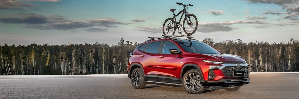 Chevrolet Tracker estacionada con vegetación de fondo.