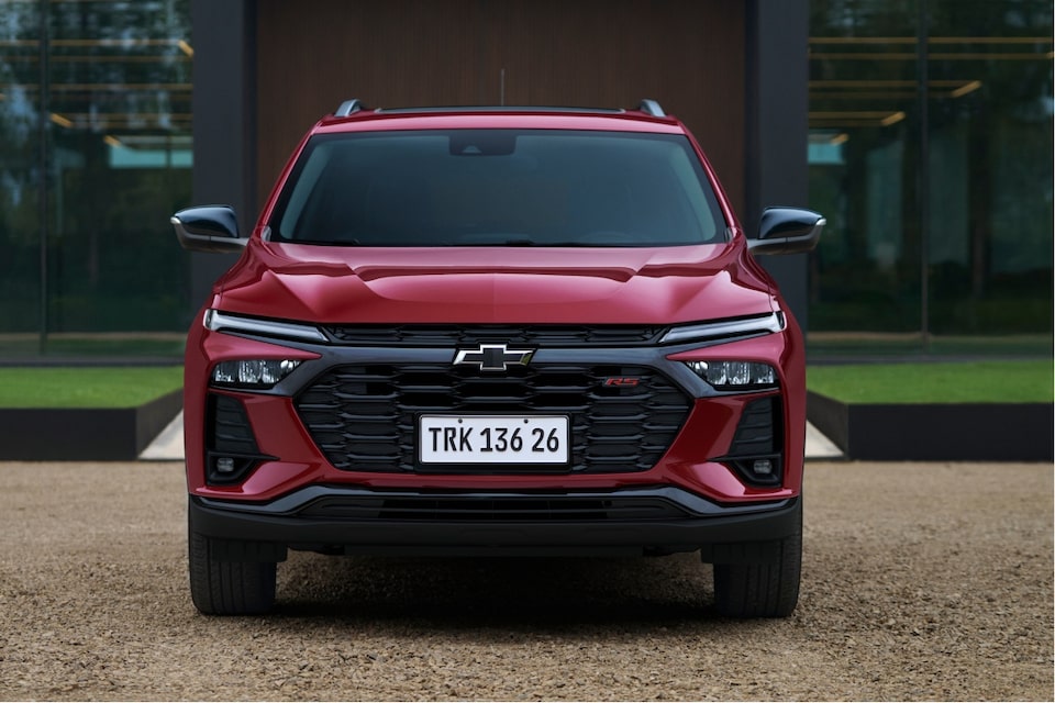Vista frontal de la Chevrolet Tracker estacionada en una zona urbana.