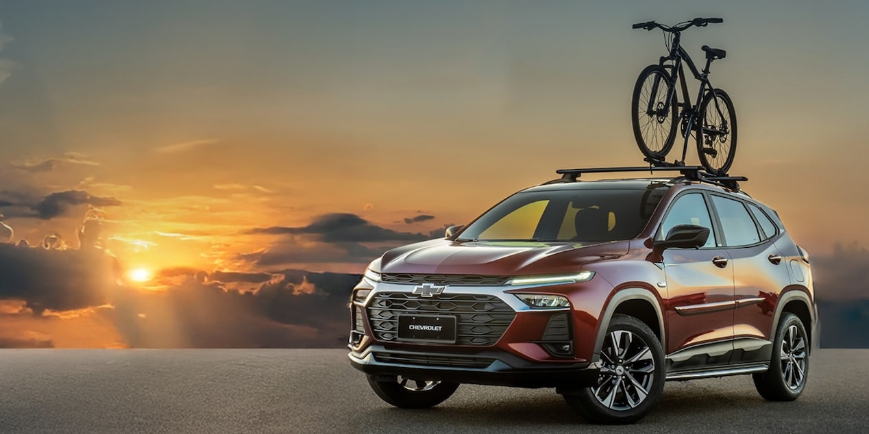 Chevrolet Tracker con una bicicleta montada en el soporte para el techo.