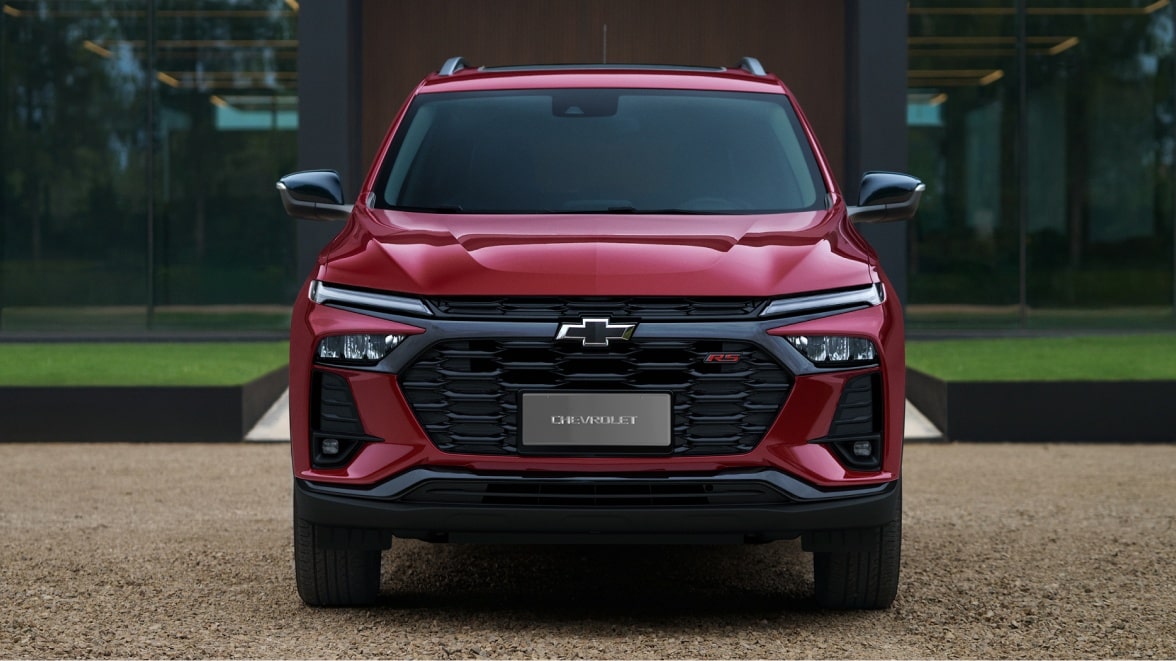 Chevrolet Tracker estacionada frente una residencia.