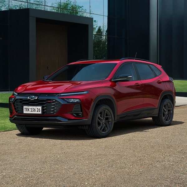 Chevrolet Tracker estacionada frente a una vivienda.