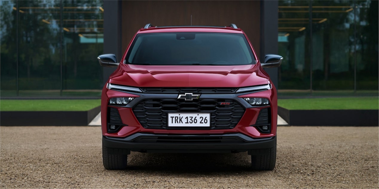 Vista frontal del Chevrolet Tracker estacionado en zona urbana