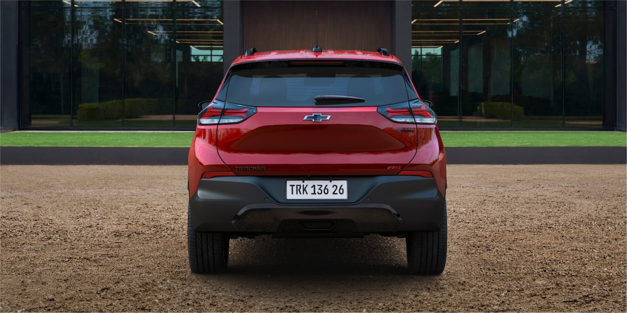 Vista Trasera del Chevrolet Tracker estacionado en zona urbana