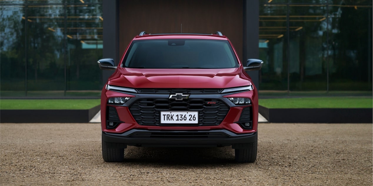 Vista frontal del Chevrolet Tracker estacionado en zona urbana