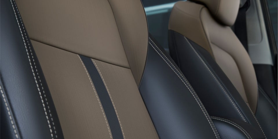 Interior del Chevrolet Spin 2026 con asientos abatidos, ofrece máxima flexibilidad de carga y espacio ideal para familias activas.