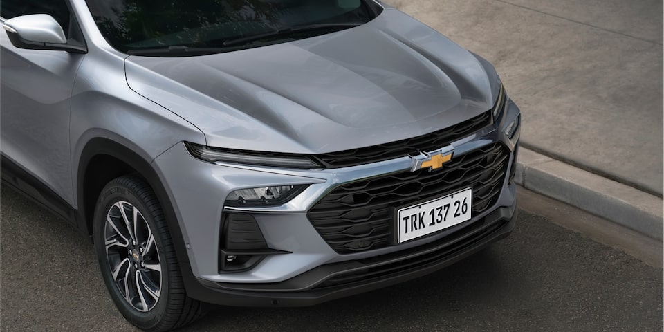 Vista frontal del Chevrolet Spin 2026 azul, destaca su seguridad, diseño moderno y gran presencia urbana para familias que buscan confianza.