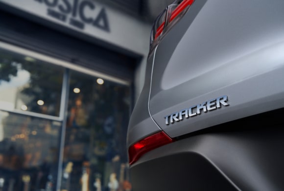 Vista cercana del emblema de la Chevrolet Tracker.