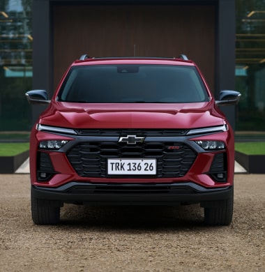 Vista frontal de la Chevrolet Tracker estacionada.