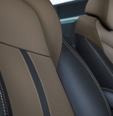 Vista en detalle de los asientos color Dark Cocoa de la Chevrolet Tracker.
