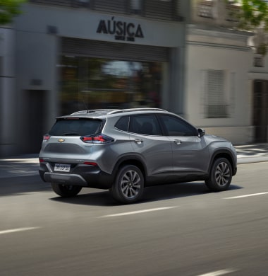 Vista trasera de la Chevrolet Tracker circulando por una zona urbana.