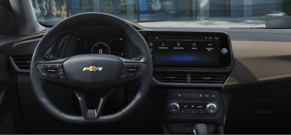Vista frontal del interior de Chevrolet Tracker, destacando el volante multifunción, tablero digital y pantalla multimedia central integrada.