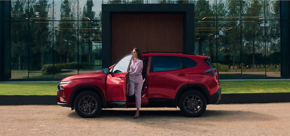 Vista lateral del Chevrolet Tracker con persona descendiendo del vehículo