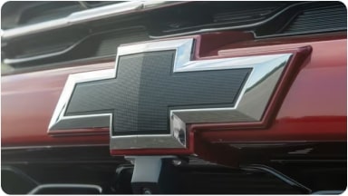  Emblema frontal de Chevrolet en color negro para personalizar la nueva Trailblazer en Argentina.