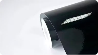 Vista de un rollo de película protectora para techo en color negro brillante, de la línea de accesorios originales para la SUV Chevrolet Trailblazer en Argentina.