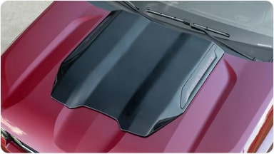 Aplique deportivo en color negro instalado en el capó, accesorio original que resalta el diseño robusto de la Chevrolet Trailblazer en Argentina