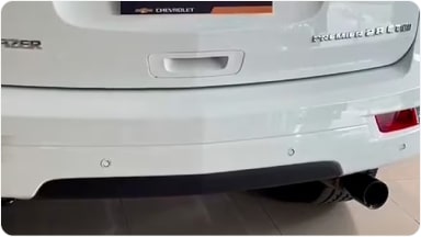 Accesorio de puntera de escape con acabado exclusivo Black Piano y salida simple de 3,5 pulgadas para la SUV Chevrolet Trailblazer en Argentina.