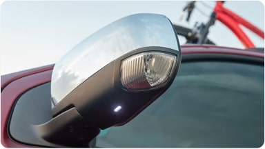Accesorio de luces de bienvenida con iluminación LED proyectada desde los espejos exteriores para la SUV Chevrolet Trailblazer en Argentina.