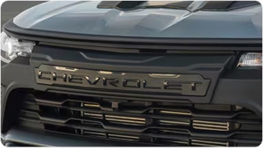 Accesorio de moldura negra frontal para el capot con la inscripción Chevrolet, diseñado para la SUV Trailblazer en Argentina.