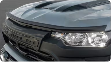 Accesorio de moldura negra frontal para el capot con la inscripción Chevrolet, diseñado para la SUV Trailblazer en Argentina.