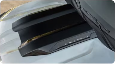 Aplique deportivo en color negro instalado en el capó, accesorio original que resalta el diseño robusto de la Chevrolet Trailblazer en Argentina