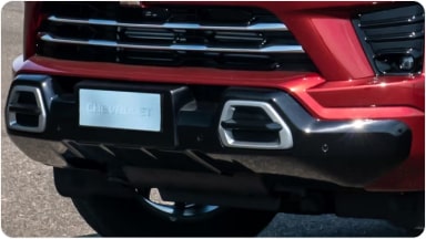 Accesorio de spoiler para el paragolpes delantero que realza el diseño frontal y deportivo de la SUV Chevrolet Trailblazer en Argentina.