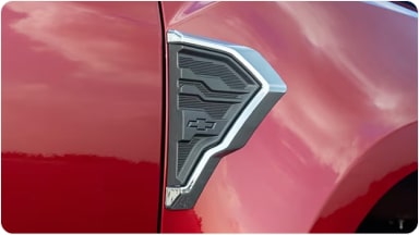 Elegante aplique ornamental cromado para guardabarros lateral, accesorio original que aporta sofisticación a la SUV Chevrolet Trailblazer en Argentina
