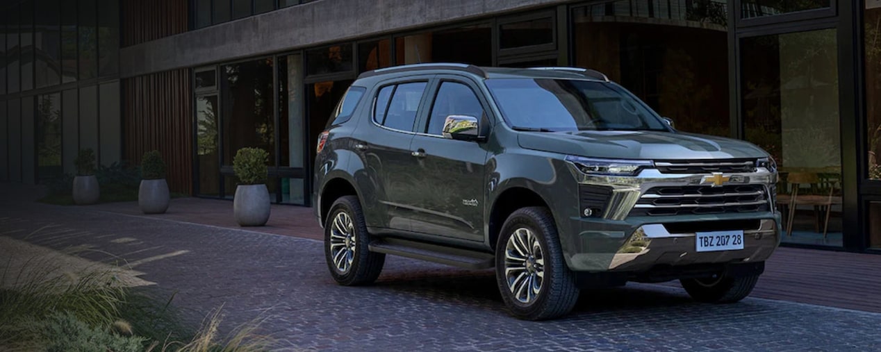 Vista exterior frontal de la nueva Chevrolet Trailblazer color verde estacionada. Descubre su renovada apariencia en Argentina.