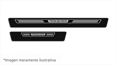 Vista de protectores de zócalo de puerta con acabado resinado negro e inscripción Trailblazer, accesorio original para la SUV Chevrolet en Argentina.