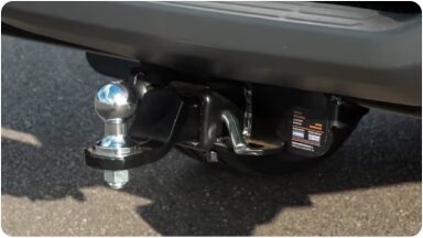 Accesorio de enganche para remolque con capacidad de arrastre de 750 kg, instalado de forma segura en la SUV Chevrolet Trailblazer en Argentina.