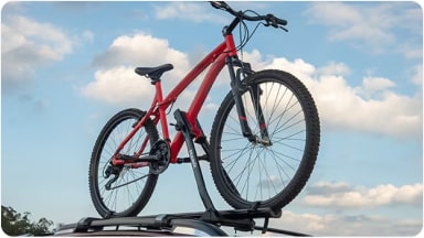 Accesorio de soporte robusto fabricado en acero, ideal para transportar bicicletas de forma firme y segura en el techo de la SUV Chevrolet Trailblazer en Argentina.