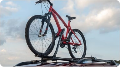 Accesorio de soporte robusto fabricado en acero, ideal para transportar bicicletas de forma firme y segura en el techo de la SUV Chevrolet Trailblazer en Argentina.