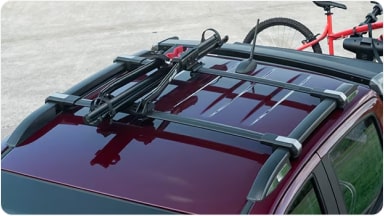 Accesorio de soporte robusto fabricado en acero, ideal para transportar bicicletas de forma firme y segura en el techo de la SUV Chevrolet Trailblazer en Argentina.