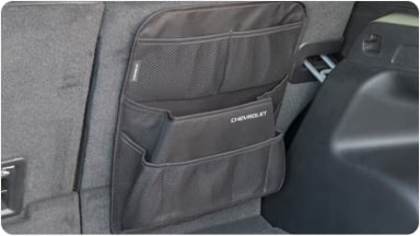 Accesorio de organizador universal instalado detrás del asiento trasero, ideal para ordenar y maximizar el espacio en el baúl de la SUV Chevrolet Trailblazer en Argentina.
