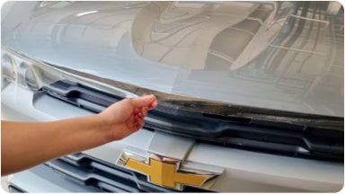 Vista de la instalación de un kit de película protectora transparente para preservar la pintura original de la SUV Chevrolet Trailblazer en Argentina.