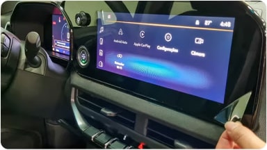 Accesorio de película protectora contra rayones siendo instalada en la pantalla central del sistema MyLink de la SUV Chevrolet Trailblazer en Argentina.
