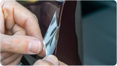 Detalle de la instalación de una película protectora transparente para bordes de puertas y cazoletas de manijas en la SUV Chevrolet Trailblazer en Argentina.