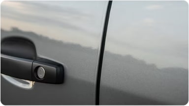 Vista lateral que muestra la película protectora transparente instalada en las puertas de la SUV Chevrolet Trailblazer para evitar rayones en Argentina.