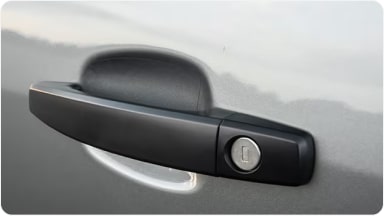 Detalle de la película protectora transparente instalada en el área de las manijas de las puertas de la SUV Chevrolet Trailblazer en Argentina.