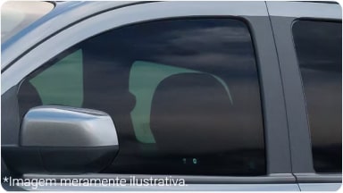 Vista lateral de los cristales con película de protección solar, diseñada para reducir la incidencia de rayos UV en el interior de la SUV Chevrolet Trailblazer en Argentina.