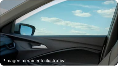Vista desde el interior de la cabina hacia el exterior, mostrando la película térmica instalada en los cristales de la SUV Chevrolet Trailblazer en Argentina.