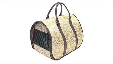 Accesorio de bolso de transporte con diseño estampado para llevar a tu mascota de forma cómoda y segura en la SUV Chevrolet Trailblazer en Argentina.